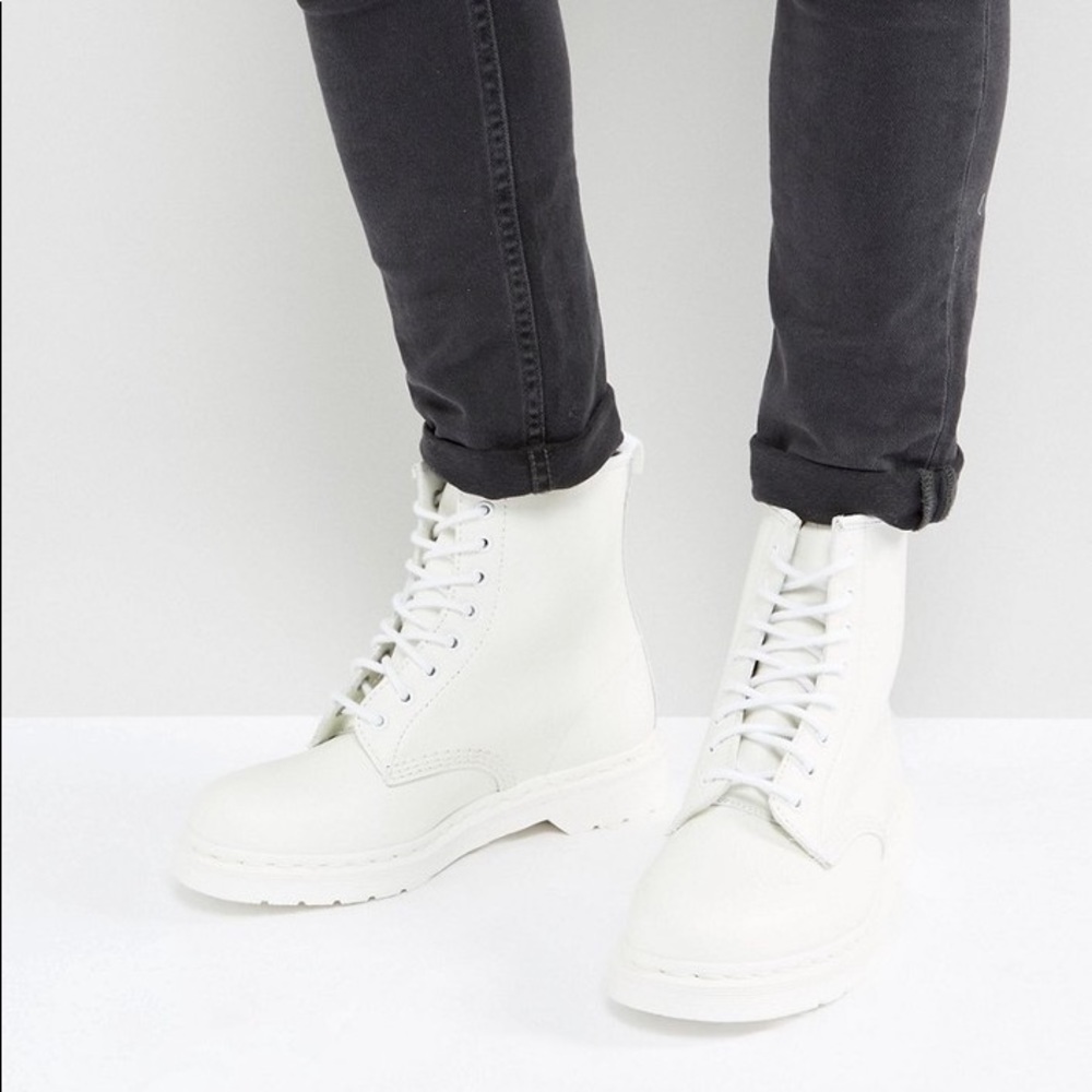Dr. Martens
1460 8-Eye Mono Boots